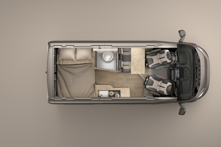 Innenansicht eines Robeta Ares Campervans mit Sitzen, Querbett im Heckbereich, Bad und Kücheneinheit.