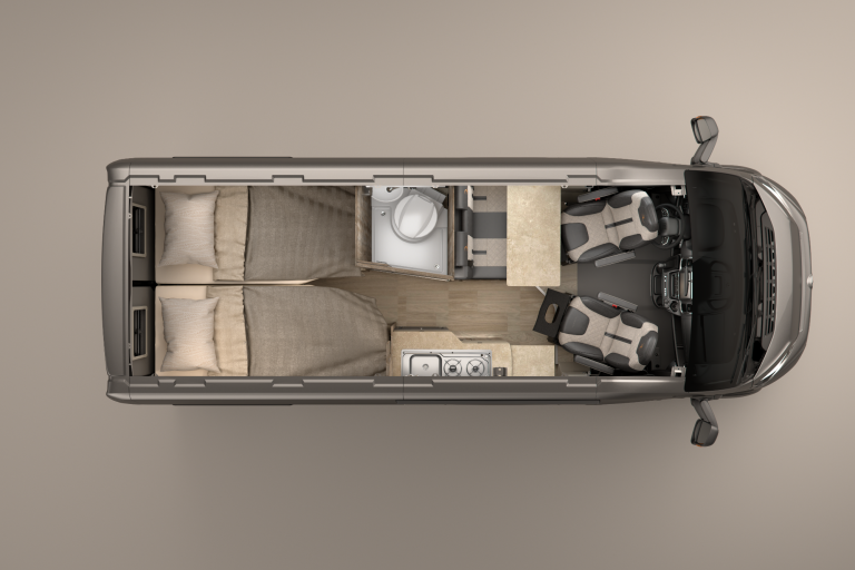 Innenansicht eines Robeta Kronos Campervans mit Sitzen, Längseinzelbetten im Heckbereich, Bad und Kücheneinheit.