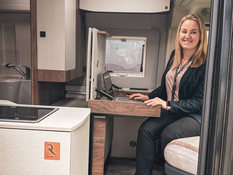 Innenansicht vom Robeta Krones for two mit Mobile Office Ausbau. Der Esstisch kann zum Arbeitsplatz ausgeklappt werden